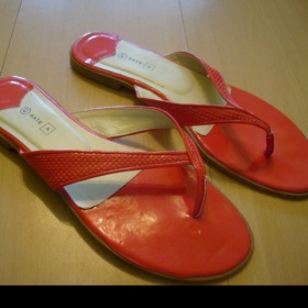 Červené lakované žabky