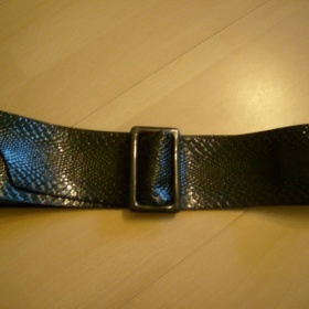 Černý lakovaný široký pásek