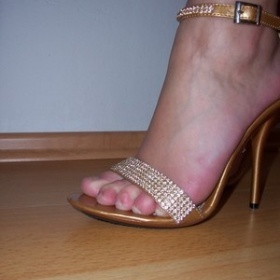 Zlaté lodičky se štrasem kolem kotníku i přes nárt