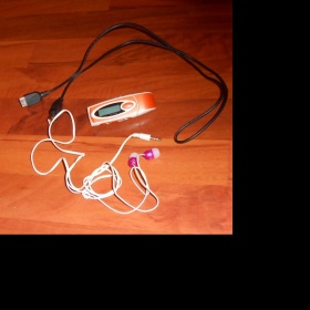 Oranžový MP3 přehrávač s růžovými sluchátky - foto č. 1