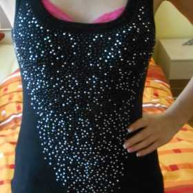 Černé tílko s růžovou krajkou a kamínky