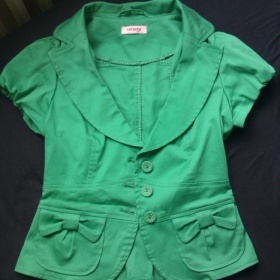 Zelené sako z Orsay s krátkým rukávem - foto č. 1