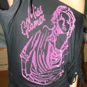 Triko na jedno rameno s fialovým potiskem - foto č. 1