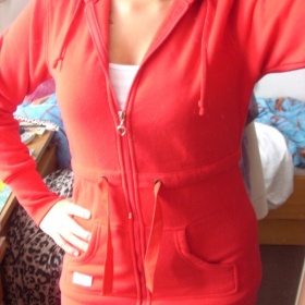 Červená mikina s kapucí