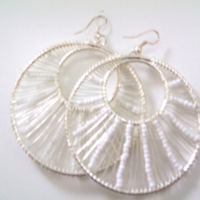 Bílé náušnice kulaté