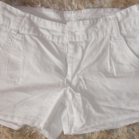 Bílé šortky Amisu - foto č. 1
