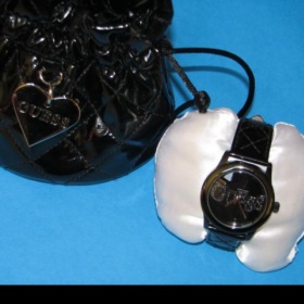 Guess černé hodinky s lesklým páskem - foto č. 1