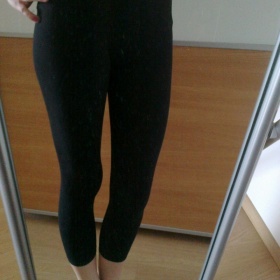 Tmavě černé legínky