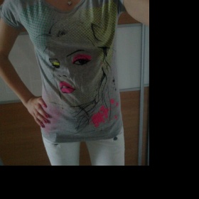 Šedé triko s potiskem