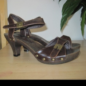 Hnědé sandálky - dřeváky Gate