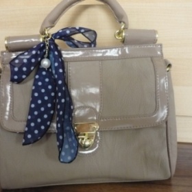 Béžová/nude kabelka do ruky s puntíkatým šátkem London - foto č. 1
