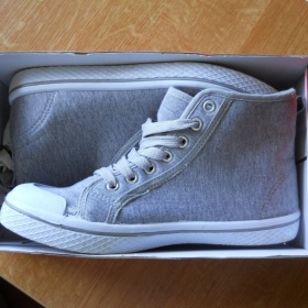Šedé tenisky