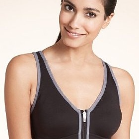 Do fitka jen ve sportovní podprsence?