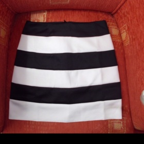 Černo - bílá pruhovaná sukně