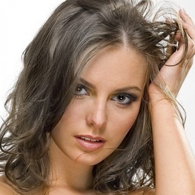 Jak zesvětlit tmavě hnědé vlasy do studeného odstínu