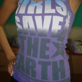 Tílko fialkové s barevnými nápisy