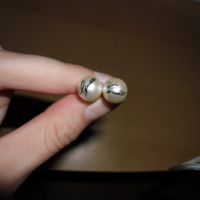 Guess perlové naušnice - 1ks poškrábaný