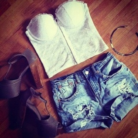 Kde sehnat podprsenkové topy?