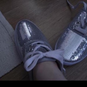 Stříbrné tenisky s flitry