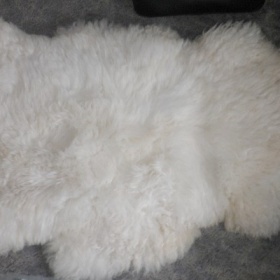 Ovčí kožešina přírodně bílé barvy, extra vysoký chlup, 130 cm