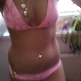 Růžové plavky s potiskem zlatých řetízků a zlatými detaily atmosphere