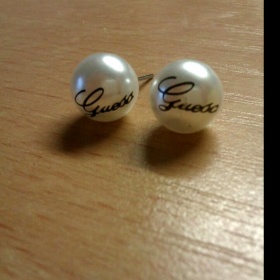 Bílé perličky Guess