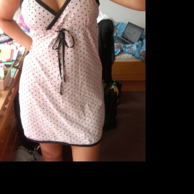 Růžová noční košilka s černými puntíky Halens