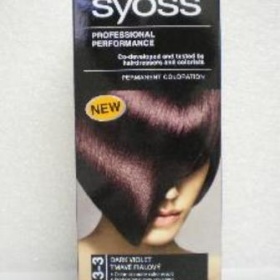 Z černých vlasů tmavě fialové