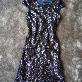 Černé flitrové šaty - foto č. 1