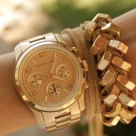 Model zlatých hodinek Michael Kors