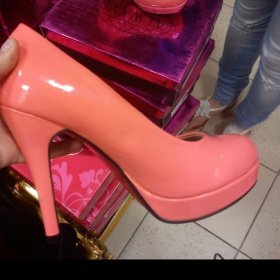 Korálové lodičky na platformě