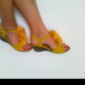 Žluté letní boty na malém klínku - foto č. 1