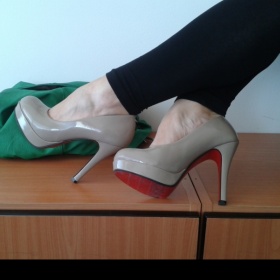 Hodí se lodičky v barvě nude na svatbu