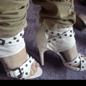 Kotníčkové boty na podpatku bílé