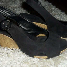 Černé sandále na klínku Deichmann