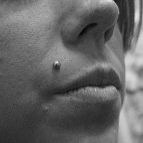 Cena píchnutí piercingu nad ret