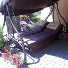 Zahradní čokoládově hnědá houpačka s lůžkovou úpravou - foto č. 1