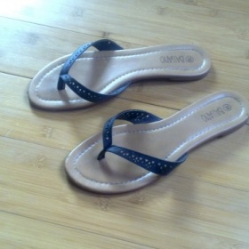 Černé perforované žabky z CCC - foto č. 1