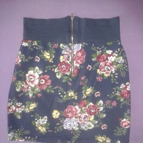 Modrá květinková sukně do pasu Amisu