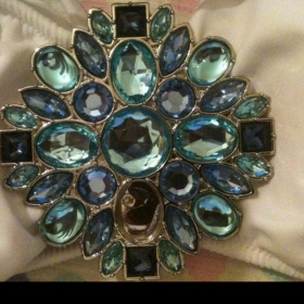 Jak opravit vypadlý kamínek u plavek?