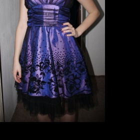 Fialové večerní šaty na ramínka