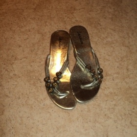 Zlaté žabky se srdíčky na nízkém podpatku