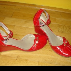 Červené boty na klínu Mustang - foto č. 1