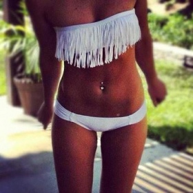 Barevné plavky s třásněmi z ciziny