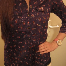 Tmavomodrá kytičkovaná košile Hollister