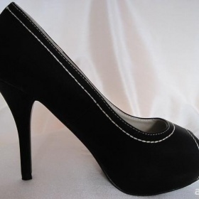 Černé lodičky s bílým prošíváním