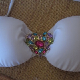 Bílý vrchní díl plavek Victoria´s secret s broží - foto č. 1