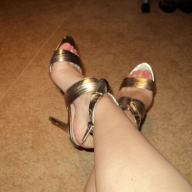 Zlaté sandálky Zara s vázáním kolem kotníku