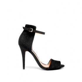 Kde sehnat černé sandále ze Zary