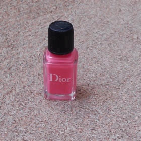 Světle růžový lak na nehty Dior Vernis